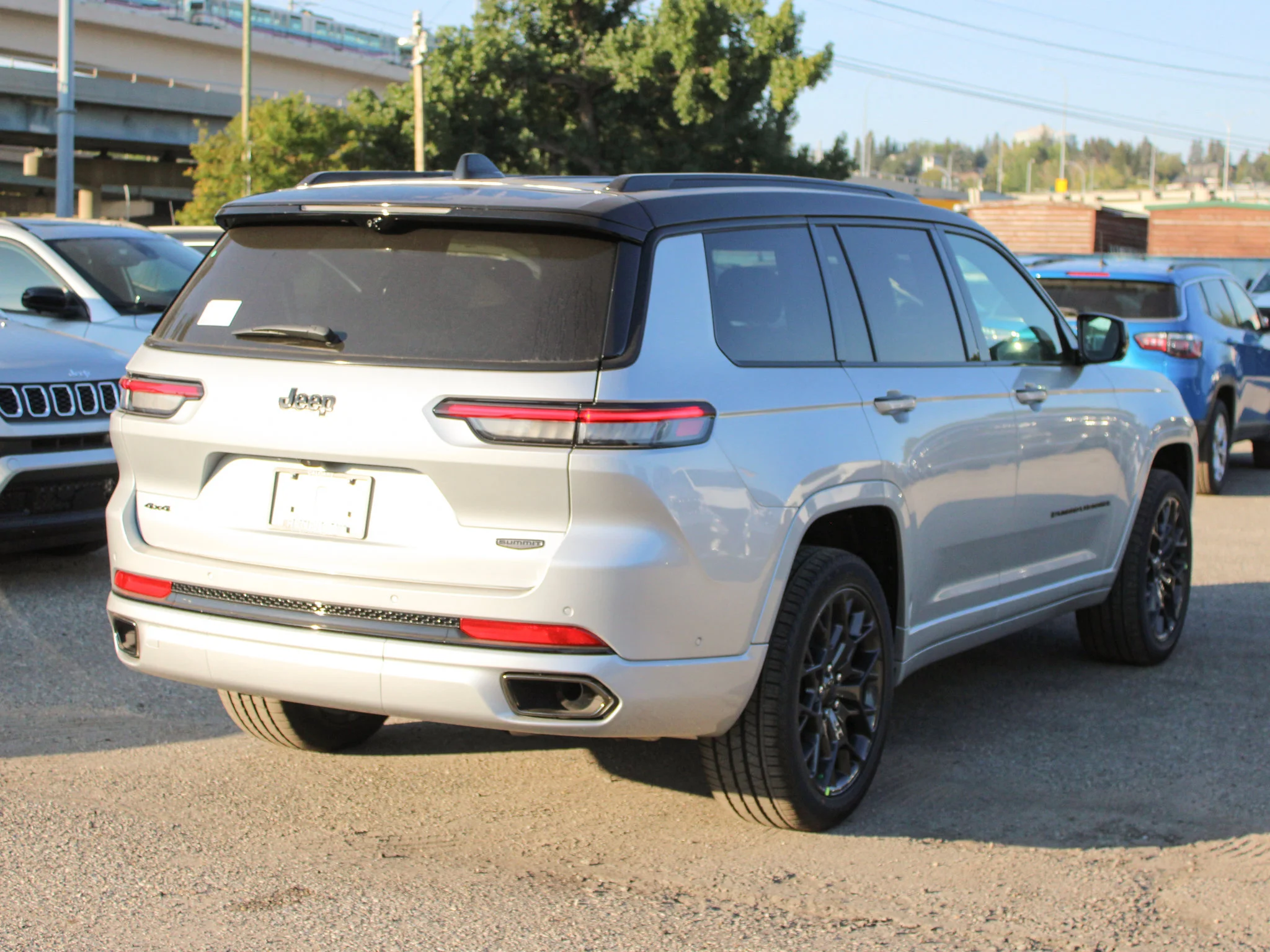 Used 2025 Silver Jeep Summit Reserve* 4x4, HUD, Night Vision, Massage Seats image 4