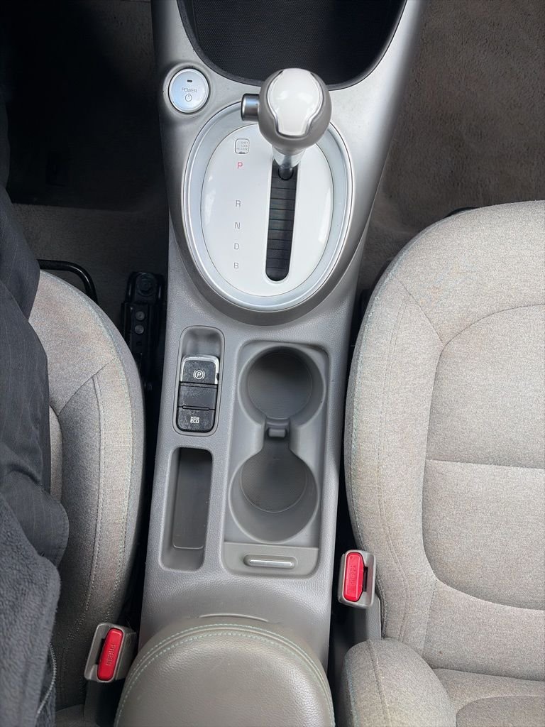 Used 2017 White Kia Base image 22