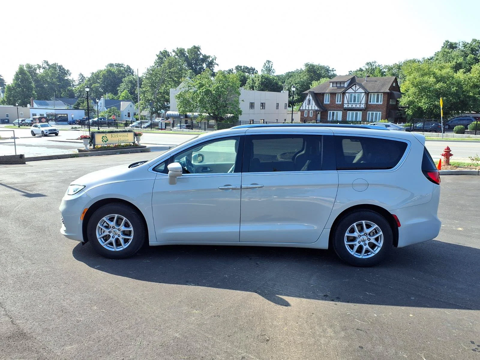 Used 2021 Luxury White Pearlcoat Chrysler Touring L image 32