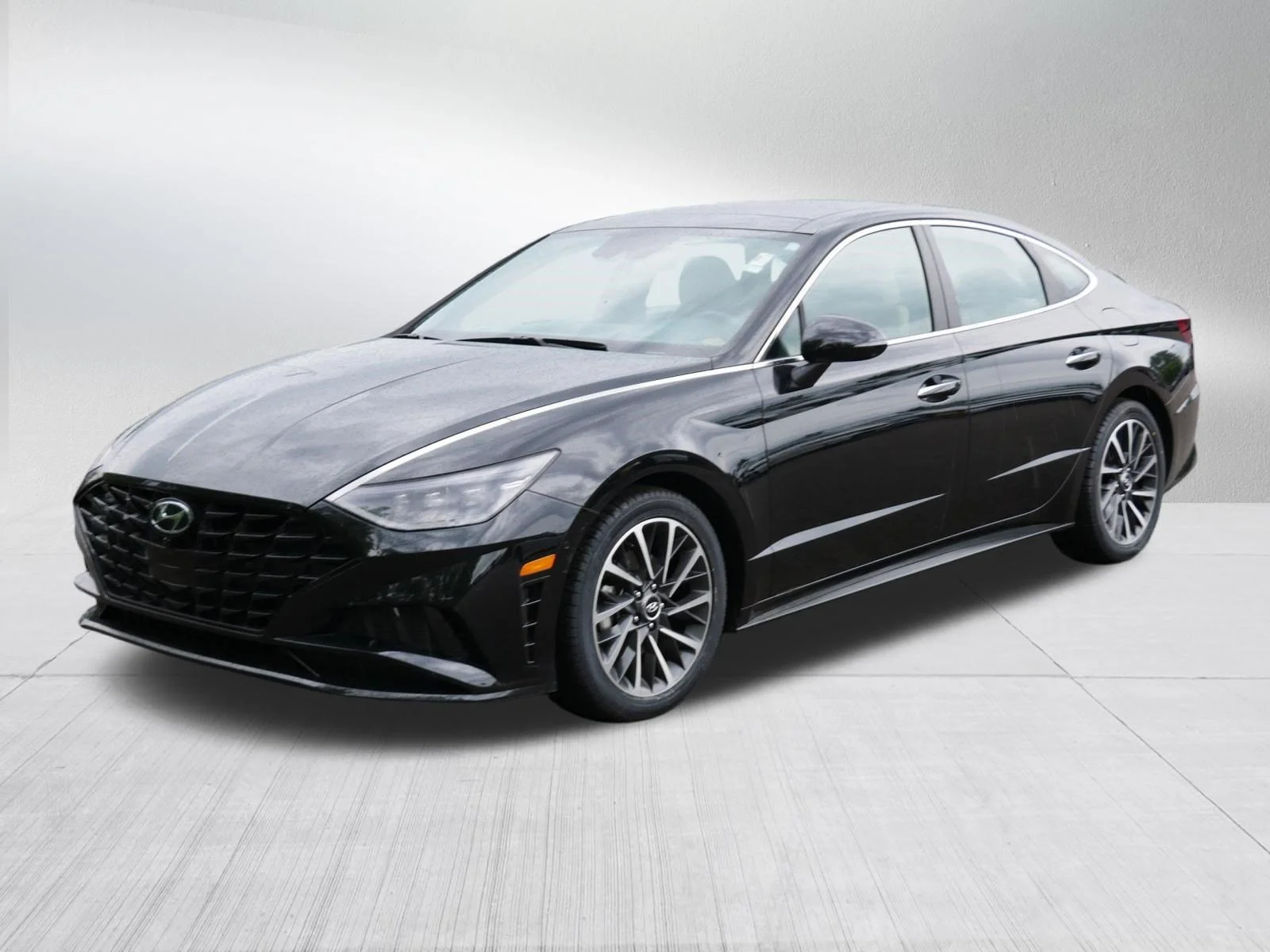 Used 2021 Phantom Black Hyundai Limited image 3