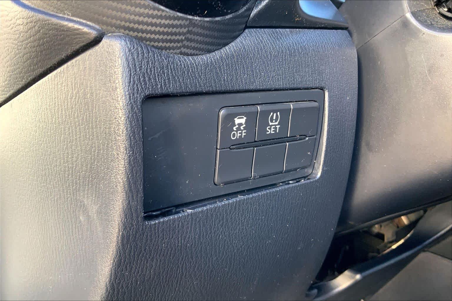 Used 2019 Chromium Toyota LE image 34