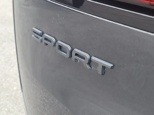 Used 2025 Black Land Rover Dynamic SE image 9