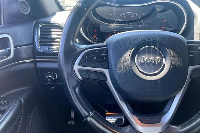 Used 2019 Diamond Black Jeep Limited image 18