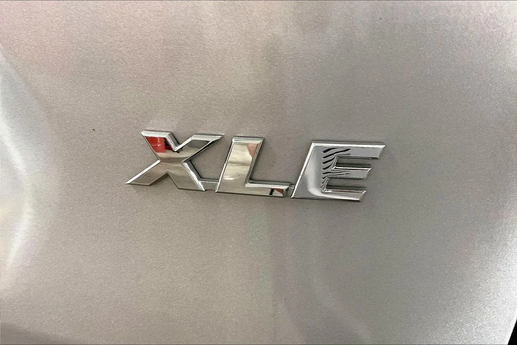 Used 2019 Silver Toyota XLE Premium image 11