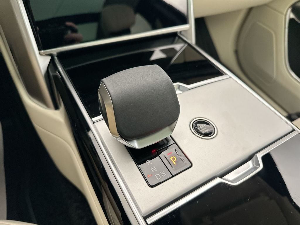 Used 2025  Land Rover SE image 17