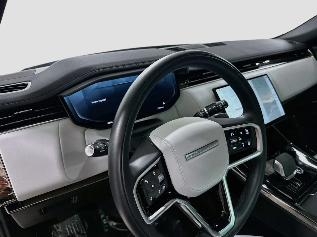 Used 2024 Fuji White Land Rover SE image 4