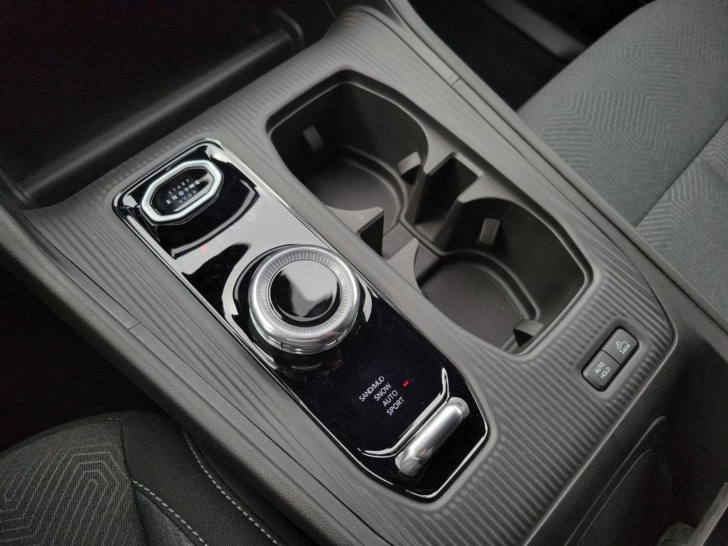 New 2026 Diamond Black Crystal Pearlcoat Jeep Laredo image 29