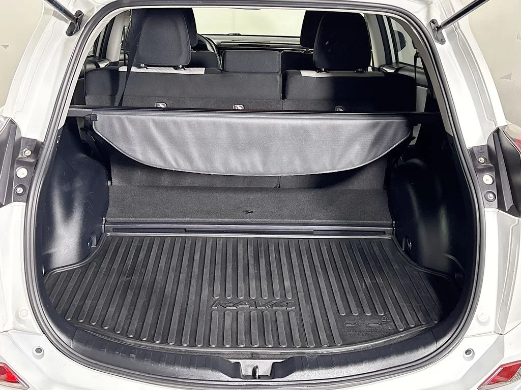 Used 2018 White Toyota LE image 20