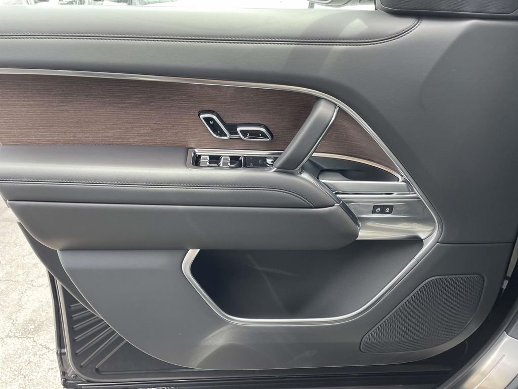 New 2026 Carpathian Grey Land Rover SE image 32