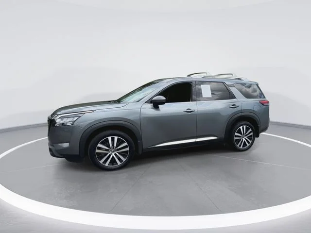 Used 2025 Gray Nissan Platinum image 6