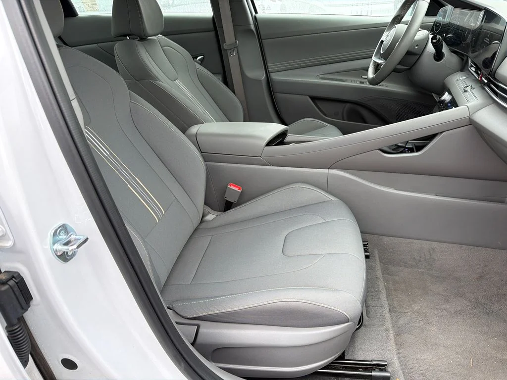 Used 2025 White Hyundai SEL Sport image 13