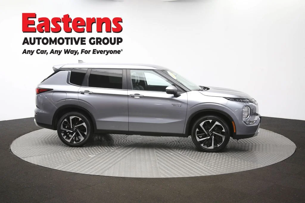 Used 2023 Silver Mitsubishi SE image 46