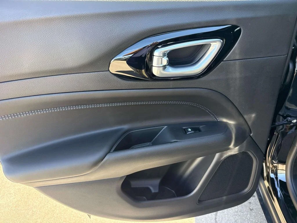 New 2026 Black Jeep Latitude image 9