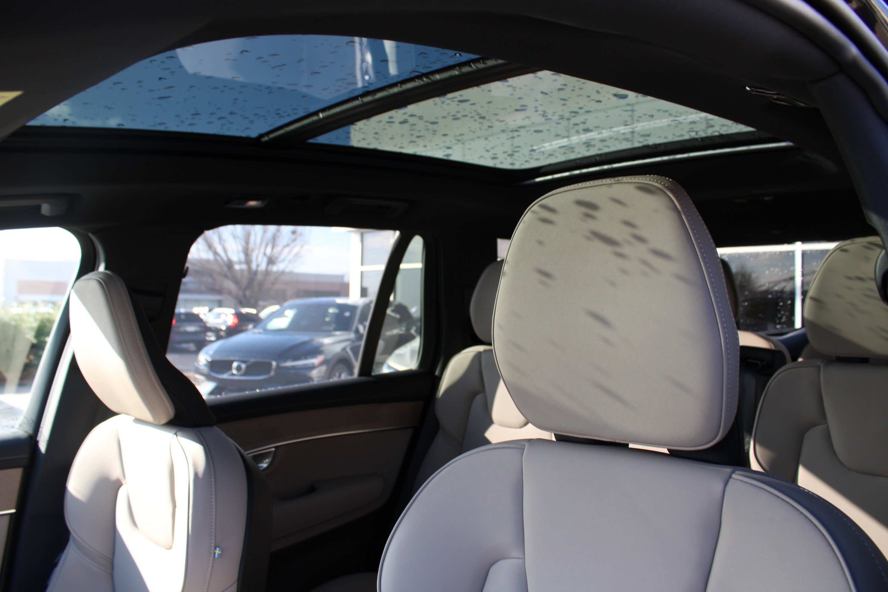 New 2026 Onyx Black Metallic Volvo Plus image 10