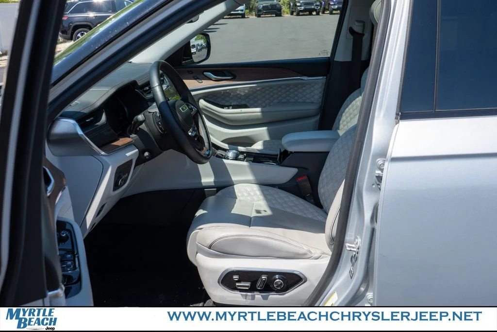 Certified Used 2022 Silver Jeep Summit image 17