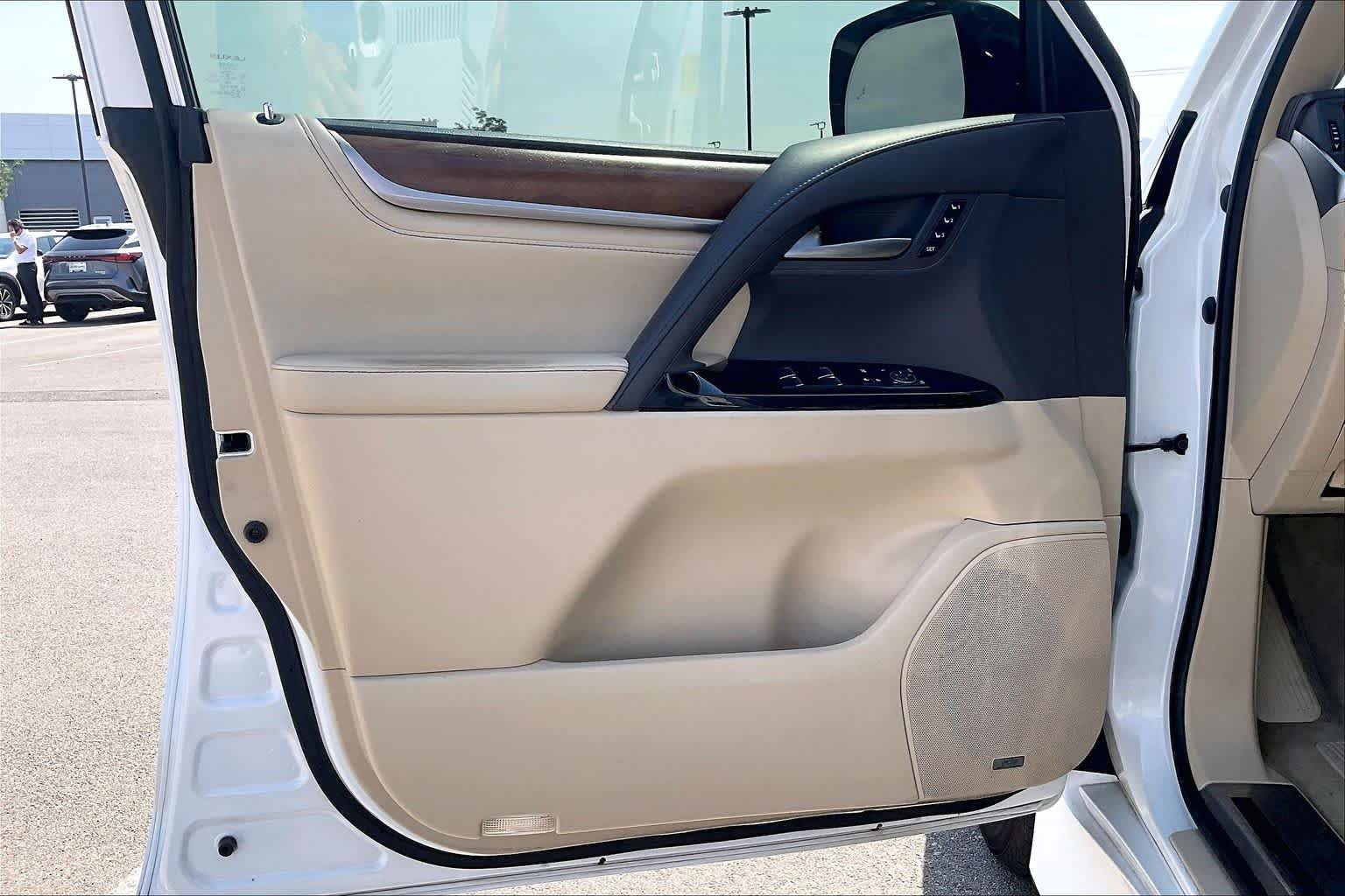Used 2017 Starfire Pearl Lexus  image 20