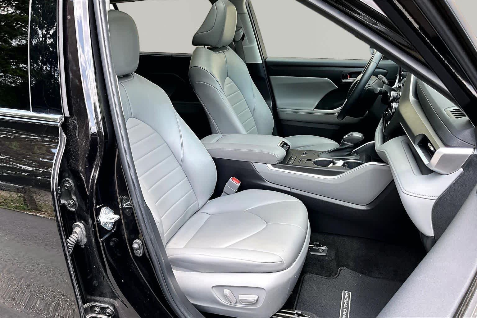 Used 2022 Opulent Amber Toyota XLE image 9