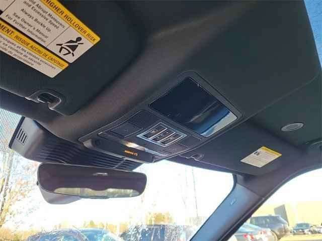 Used 2025 White Land Rover Dynamic se image 38