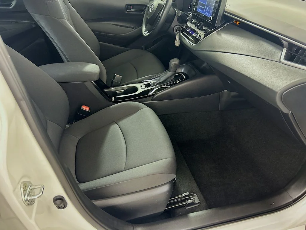 Used 2022 White Toyota LE image 25