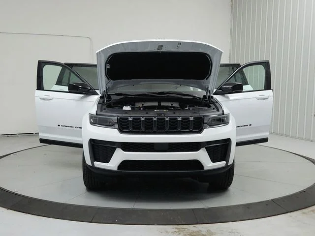 New 2026 Bright White Clear-Coat Exterior Paint Jeep Altitude image 10