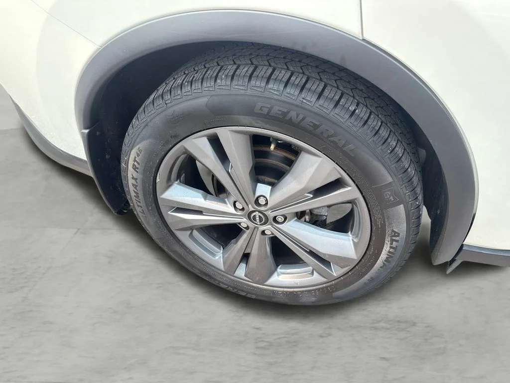 Used 2024 White Nissan Platinum image 9
