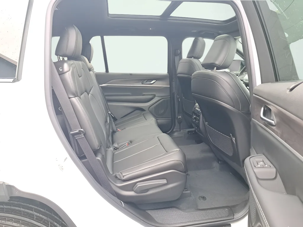 New 2025 Bright White Clear-Coat Exterior Paint Jeep Limited image 14
