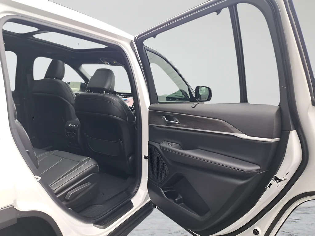 New 2025 Bright White Clear-Coat Exterior Paint Jeep Limited image 13