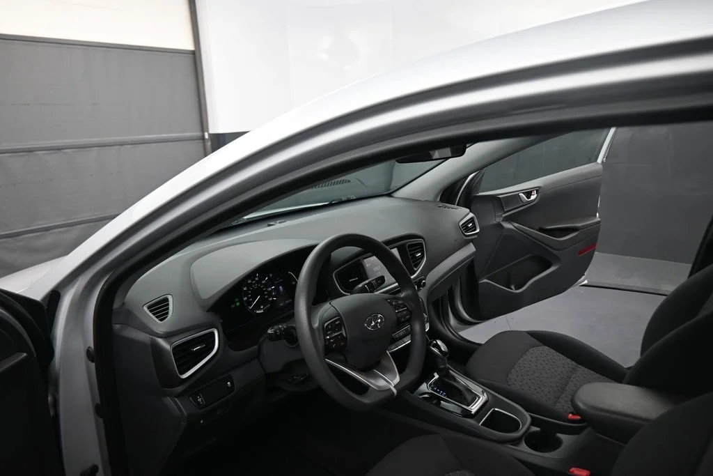 Used 2018 Silver Hyundai Blue image 39