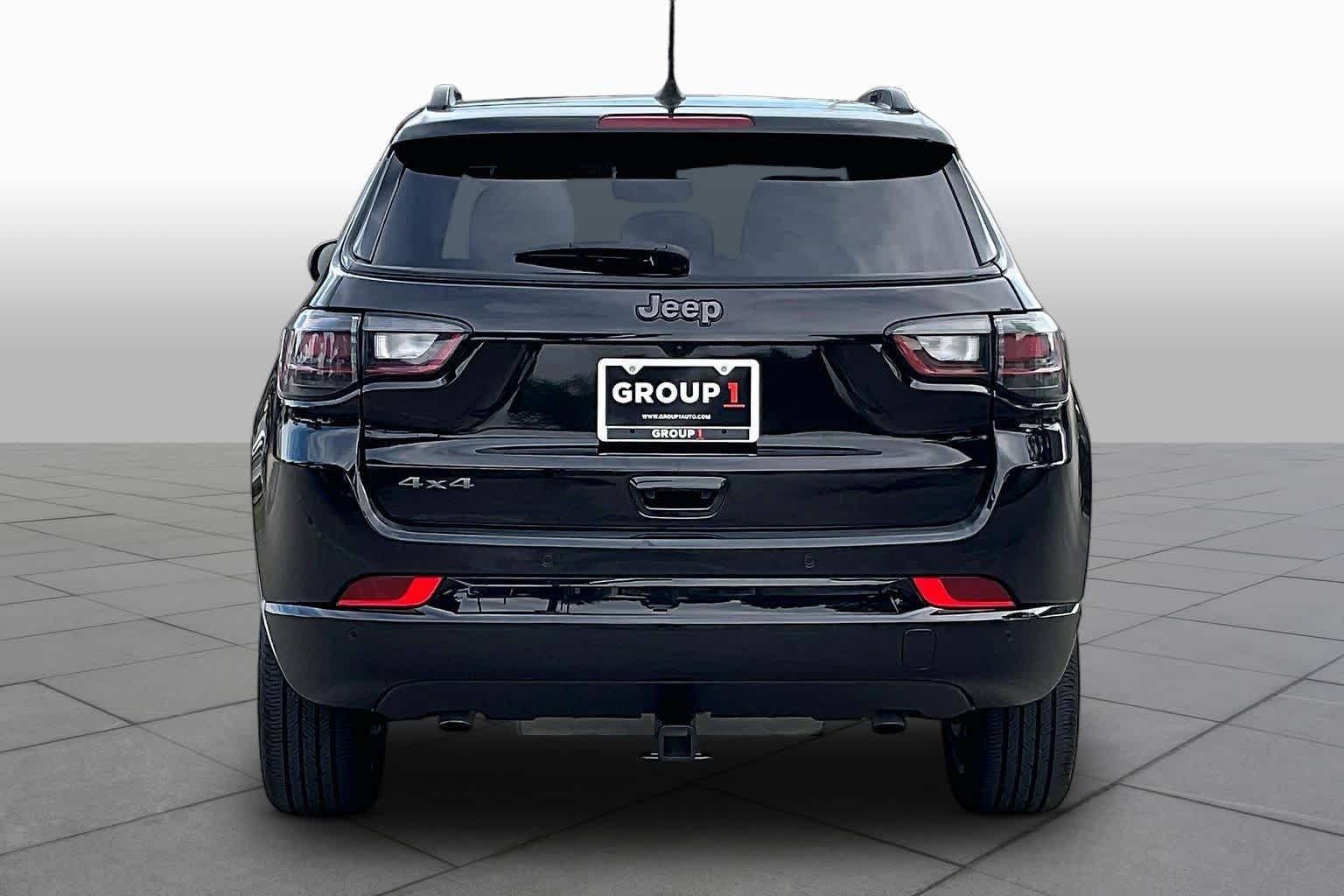 Used 2025 Diamond Black Crystal Pearlcoat Jeep Limited image 5
