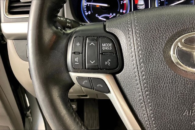 Used 2017 Silver Toyota XLE image 10