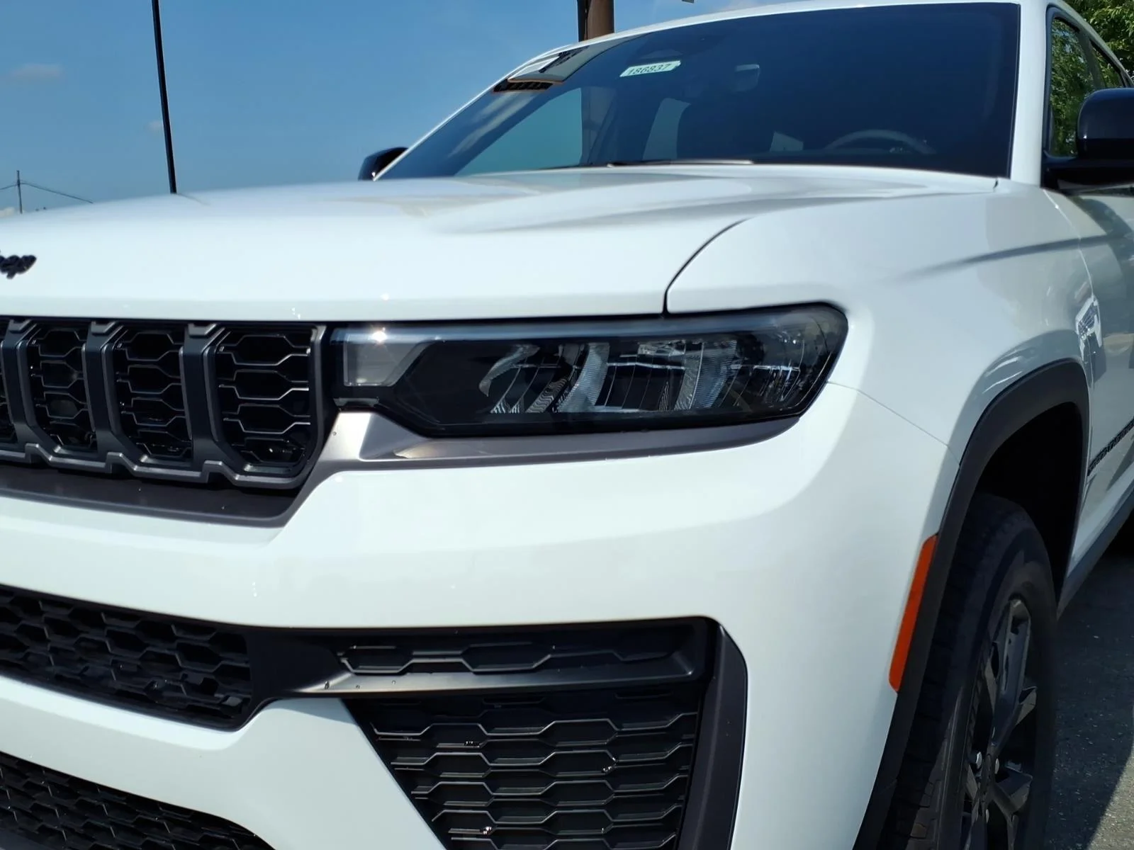 New 2026 Bright White Clear-Coat Exterior Paint Jeep Laredo Altitude image 14
