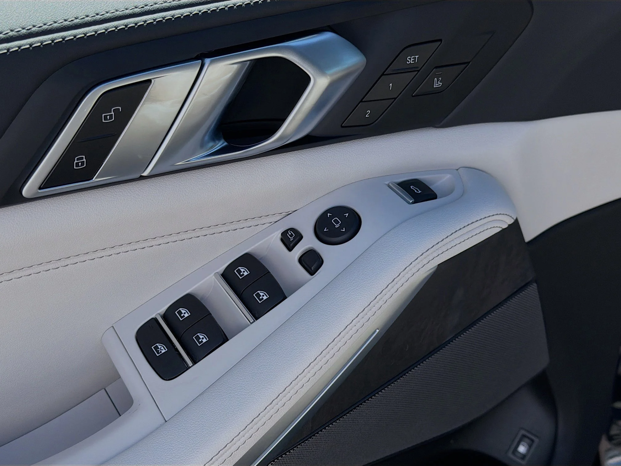 New 2026 Carbon Black Metallic BMW xDrive50e image 23