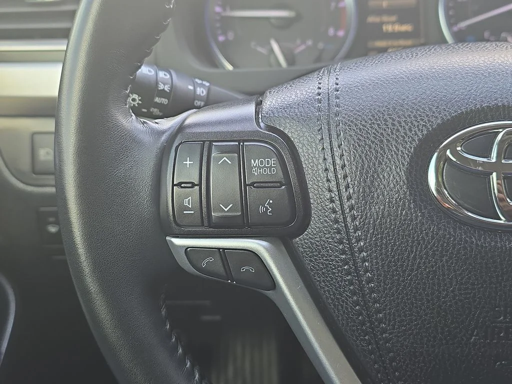 Used 2019 White Toyota SE image 21