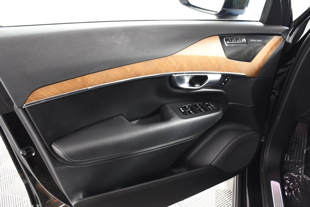Used 2023 Onyx Black Metallic Volvo B6 Plus 7-Seater image 14