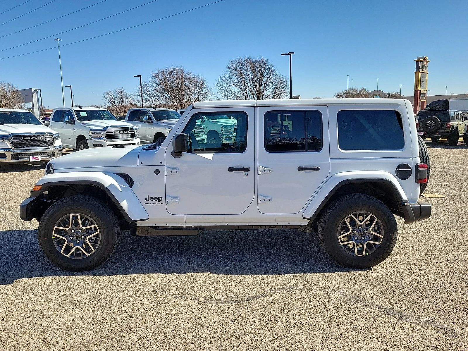 New 2026 PW7 Bright Whit Jeep 4-DOOR SAHARA image 2