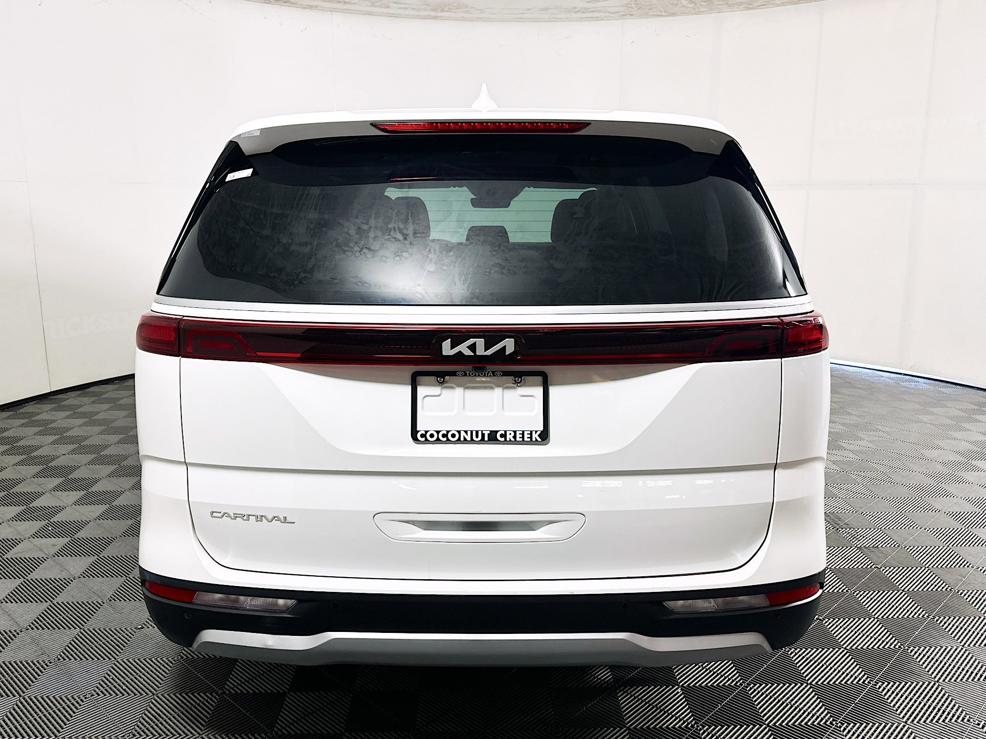 Used 2024 Snow White Pearl Kia EX image 4