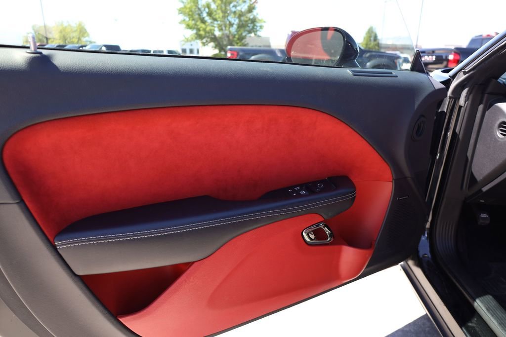 Used 2015 Pitch Black Clearcoat Dodge SRT Hellcat image 10