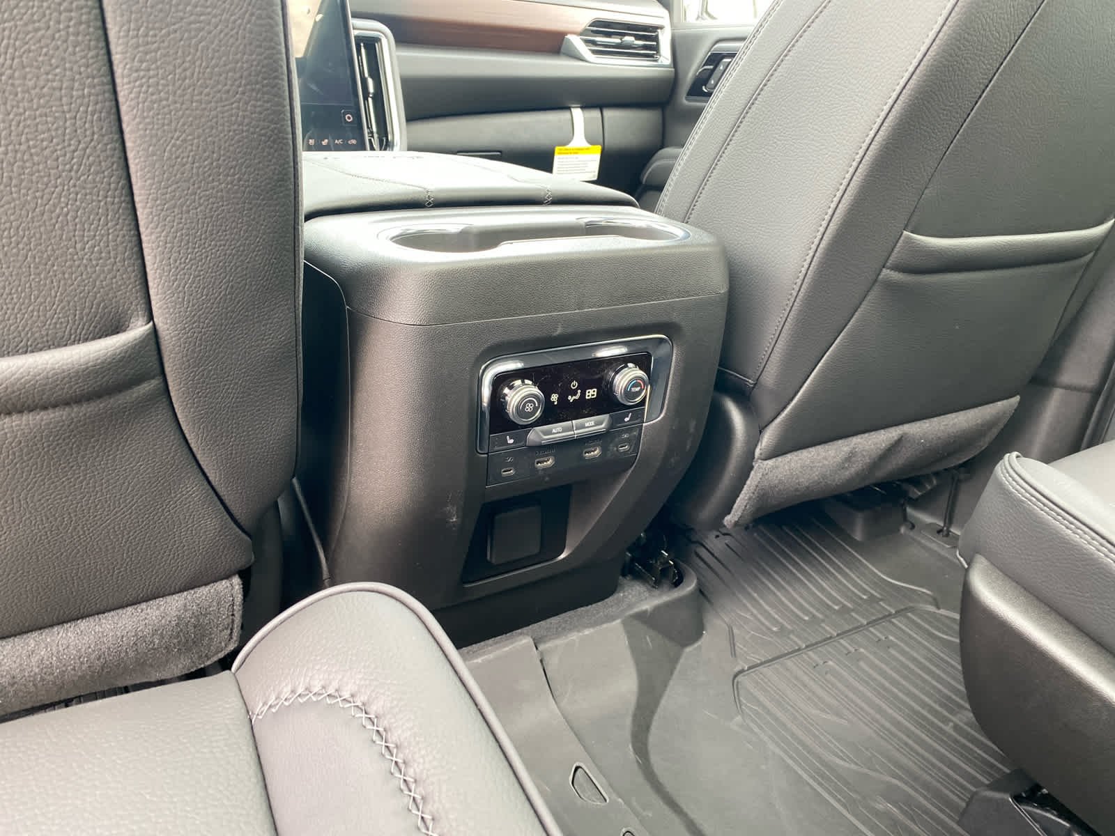 2026 GMC Yukon Denali - Photo 29