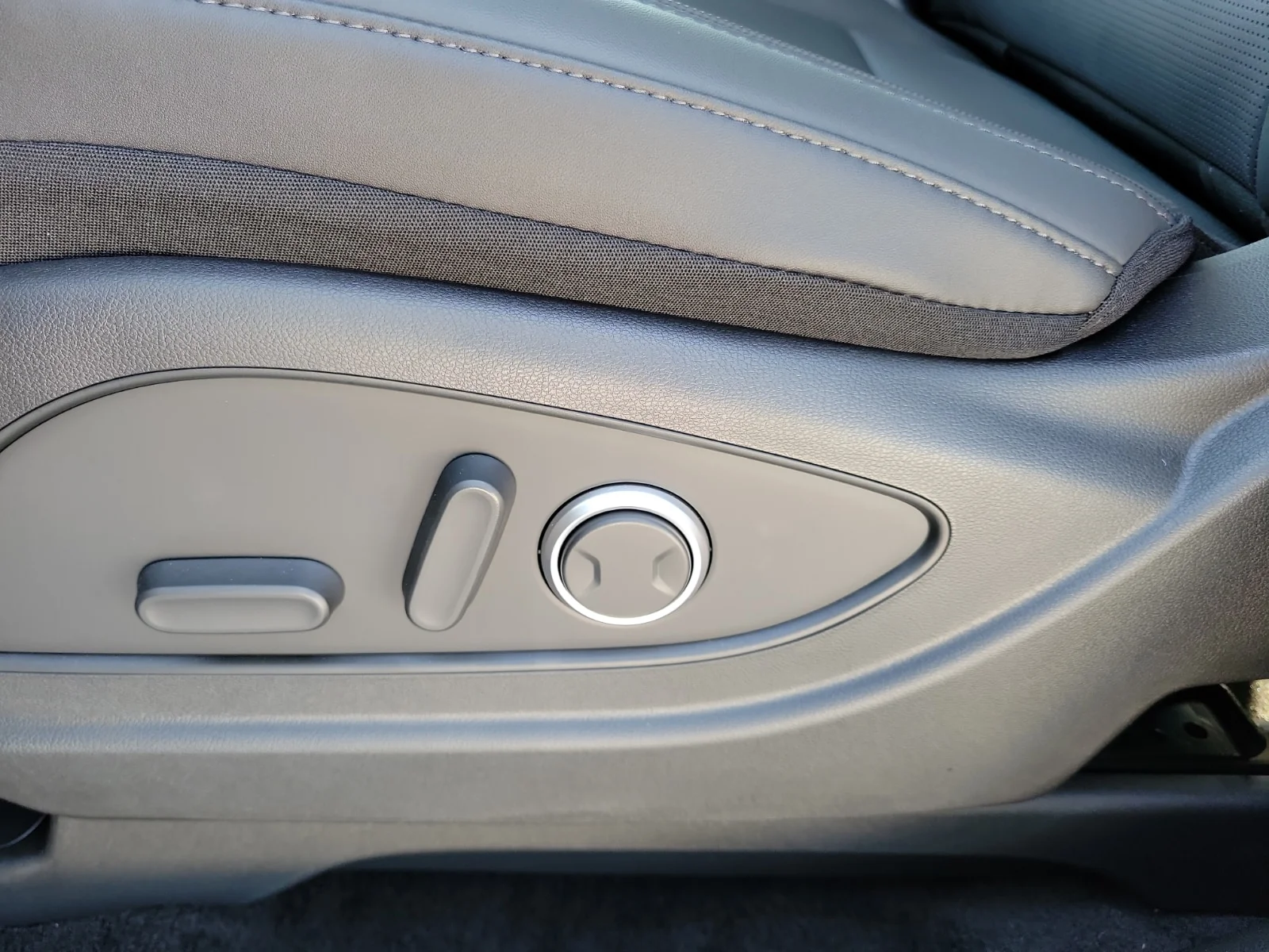 New 2027 Shimmering Silver Hyundai Blue SEL 8P 4dr Front-Wheel Drive image 13