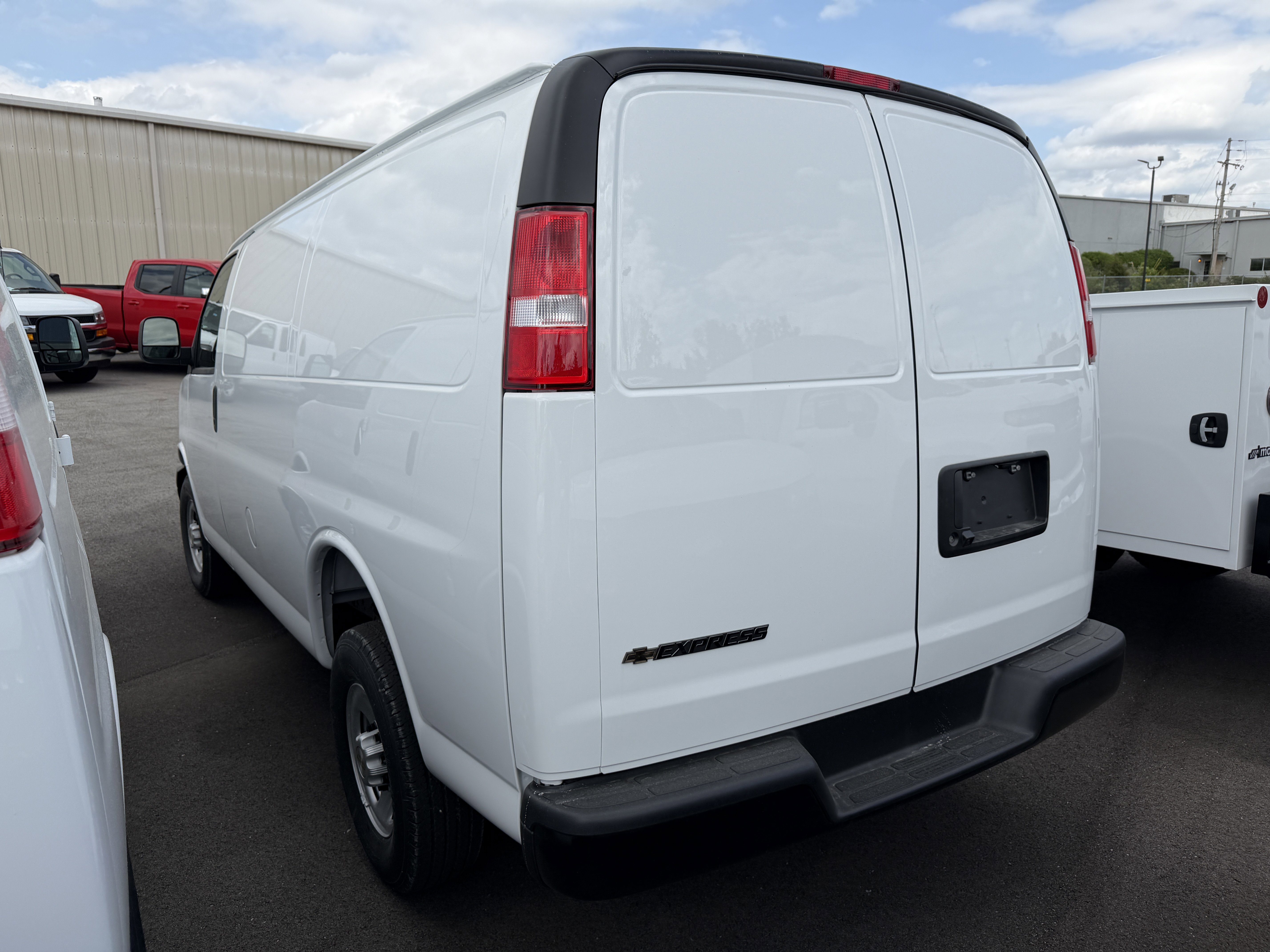 New 2026 Summit White Chevrolet 1WT image 5