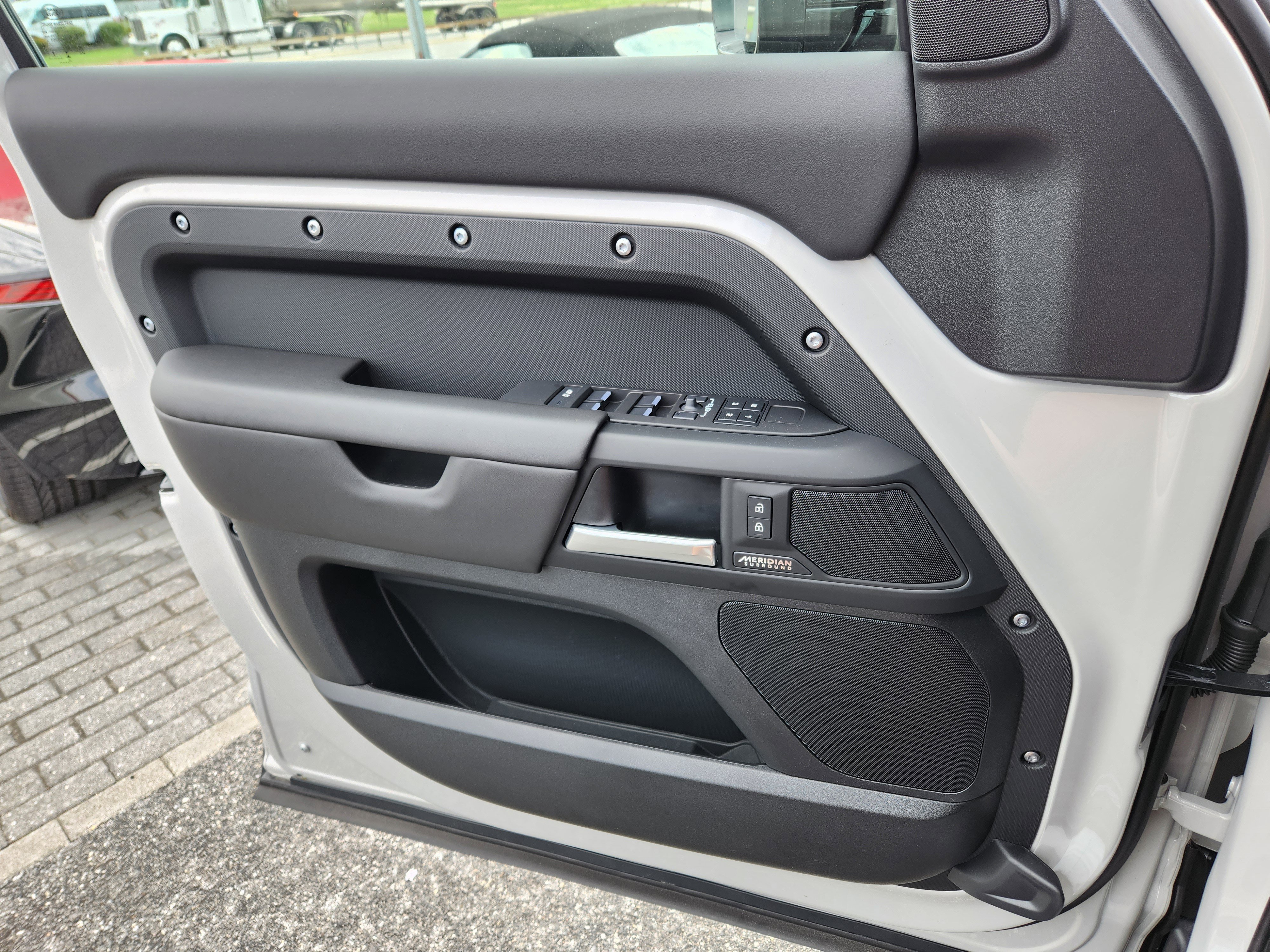 2026 Land Rover Defender X-Dynamic SE - Photo 16