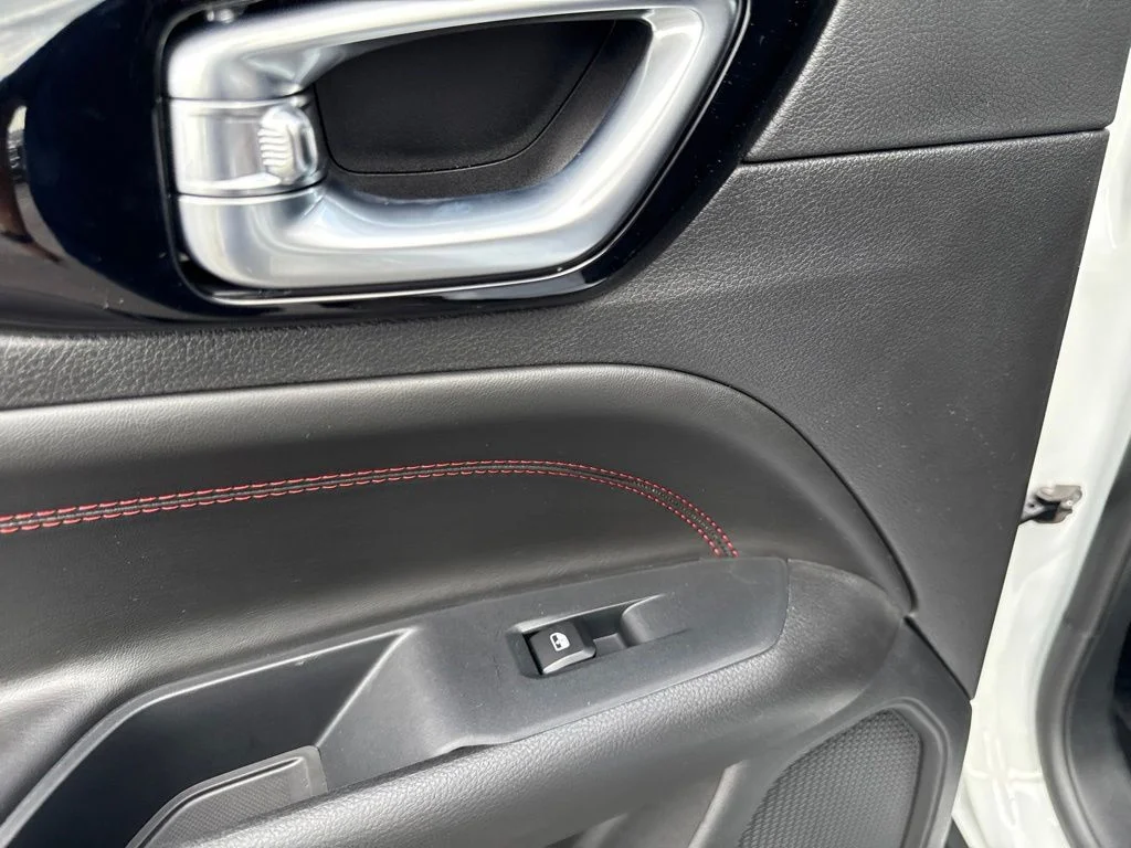 New 2026 Bright White Clear-Coat Exterior Paint Jeep Trailhawk image 31