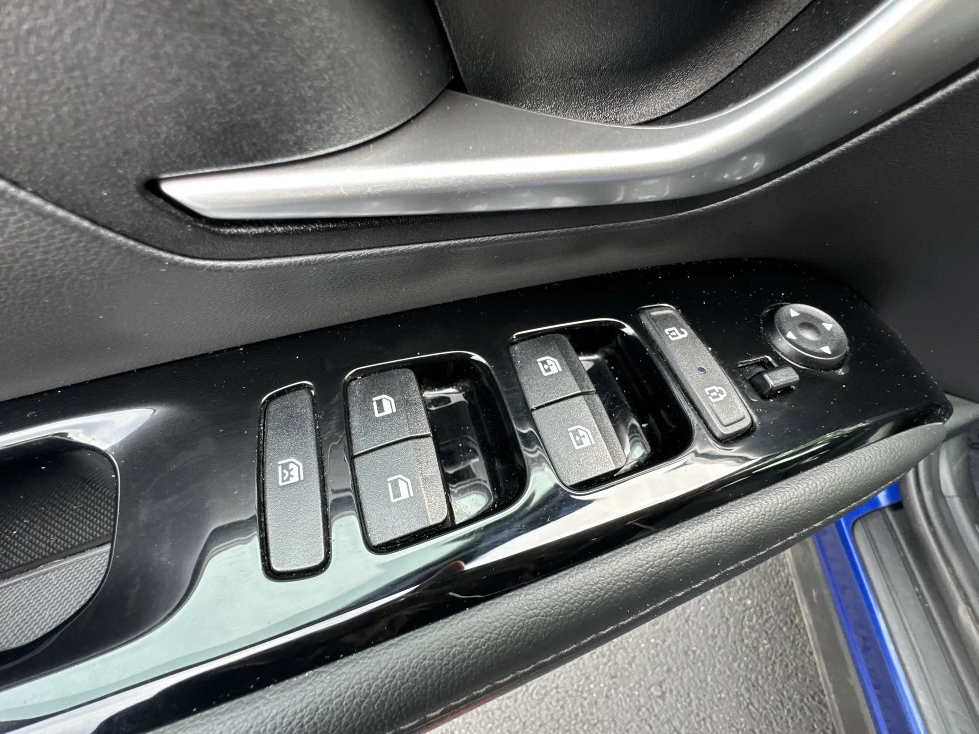 Used 2022 Intense Blue Hyundai SEL image 13