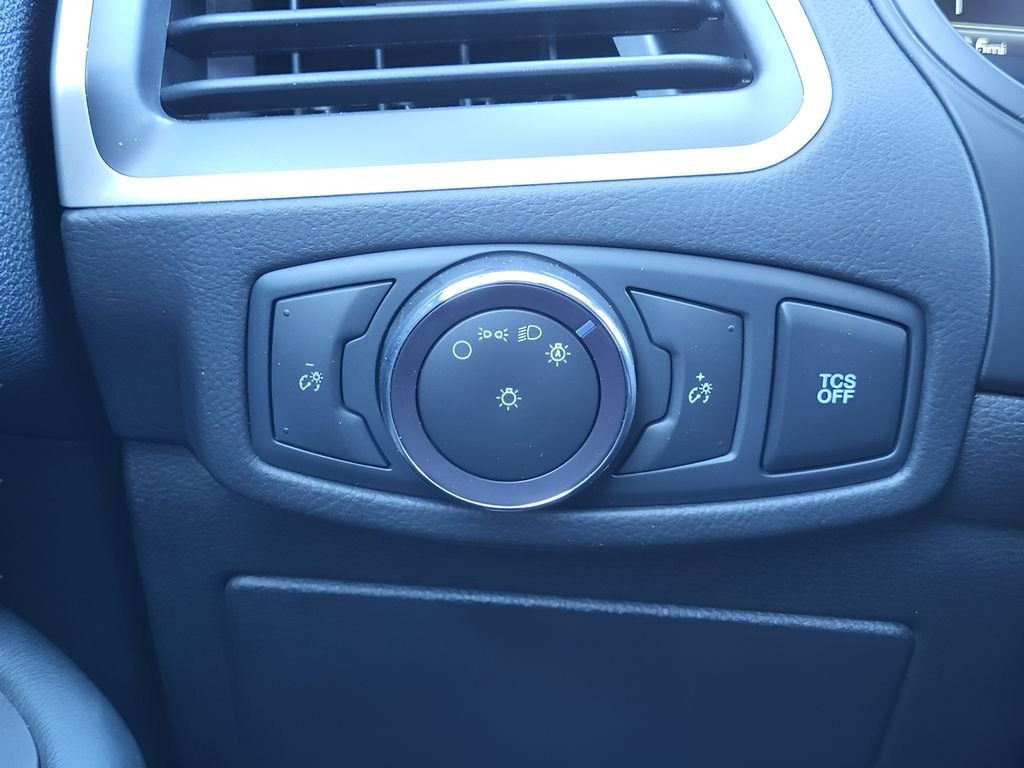 Used 2022 Oxford White Ford SE image 19