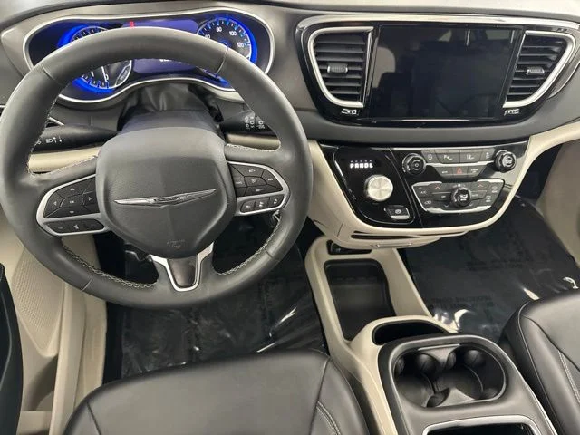 Used 2024 White Chrysler Touring L image 27