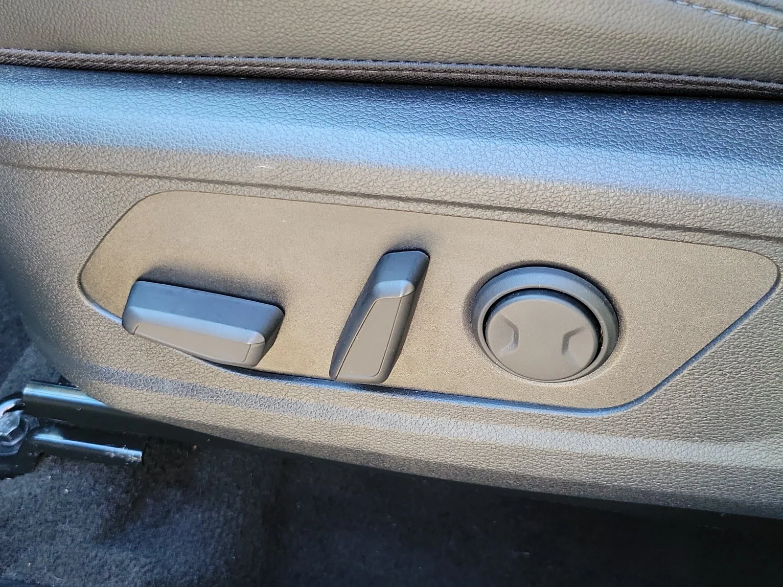 Certified Used 2025 Green Kia X-Line image 10