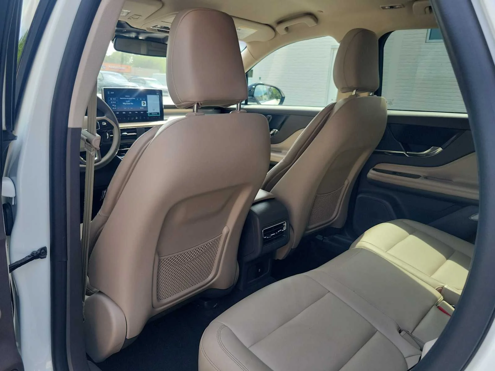 Used 2023 White Lincoln Standard image 10