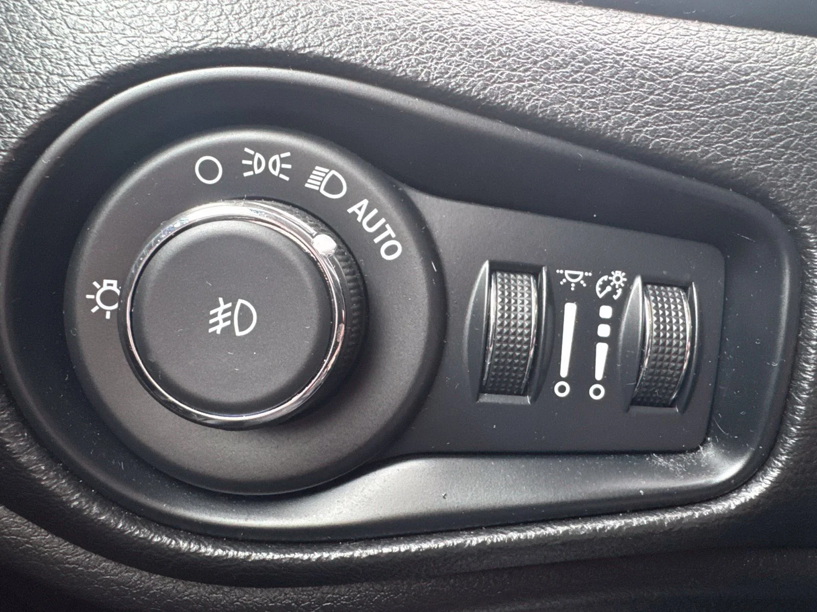 Used 2023 Graphite Gray Jeep Altitude image 23