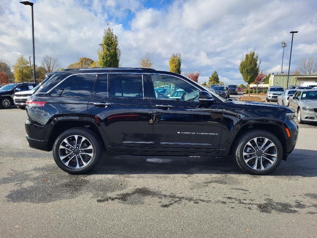 New 2024 Diamond Black Crystal Pearl-Coat Exterior Paint Jeep Overland image 23
