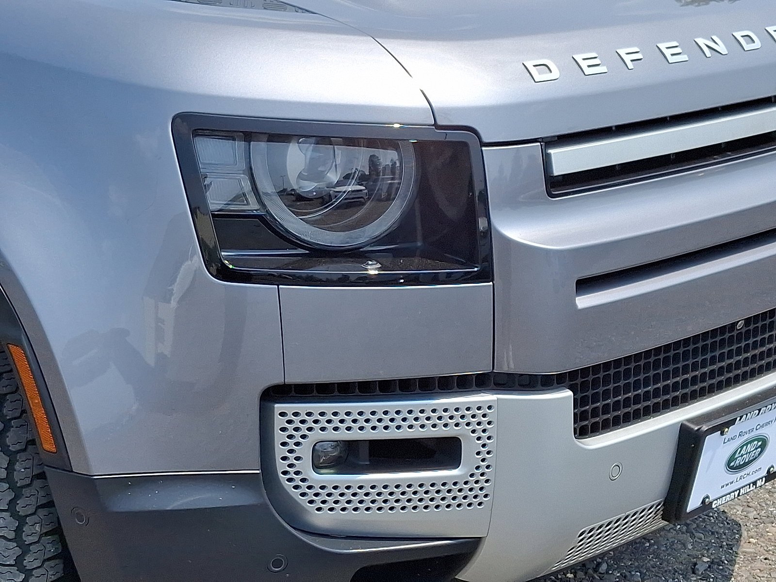 Certified Used 2022 Eiger Grey Metallic   1Df Land Rover SE image 14